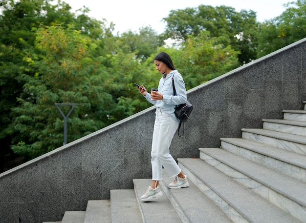 Mujer de tiro completo con smartphone