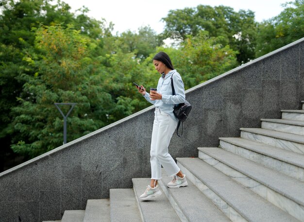 Mujer de tiro completo con smartphone