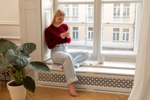 Mujer de tiro completo con smartphone