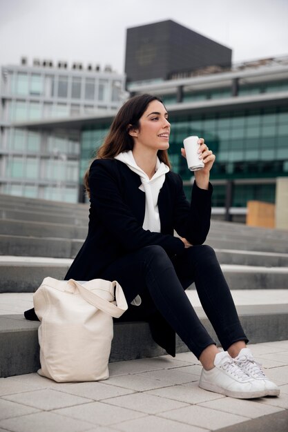 Mujer de tiro completo sosteniendo lata de refresco