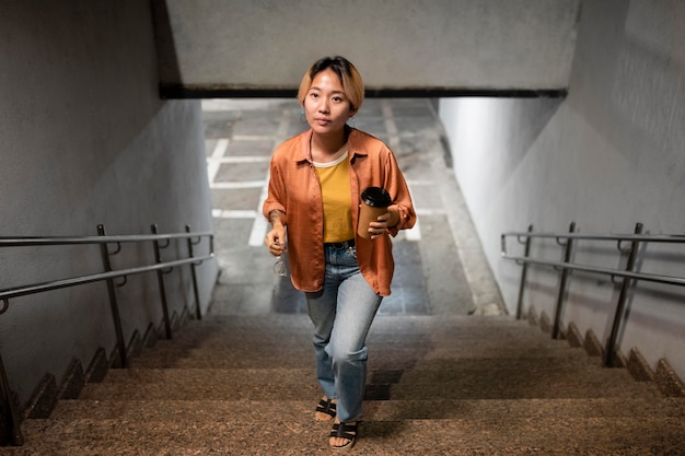 Mujer de tiro completo subiendo escaleras