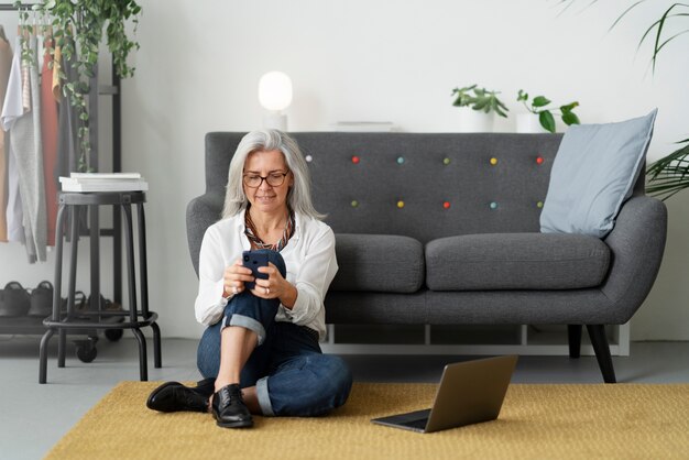 Mujer de tiro completo con teléfono inteligente