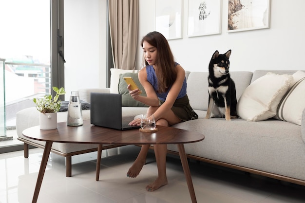 Mujer de tiro completo con teléfono