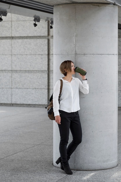 Foto gratuita mujer de tiro completo tomando café