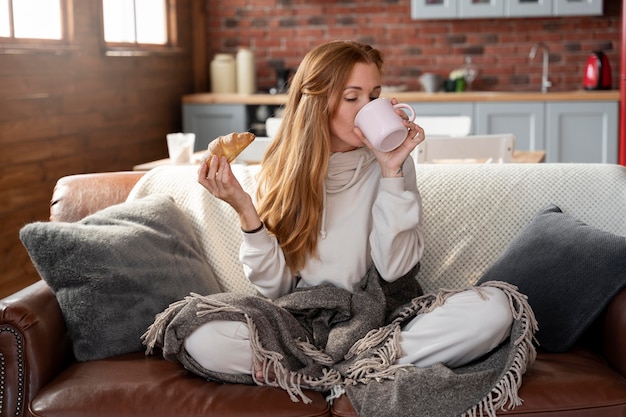 Mujer de tiro completo tomando café