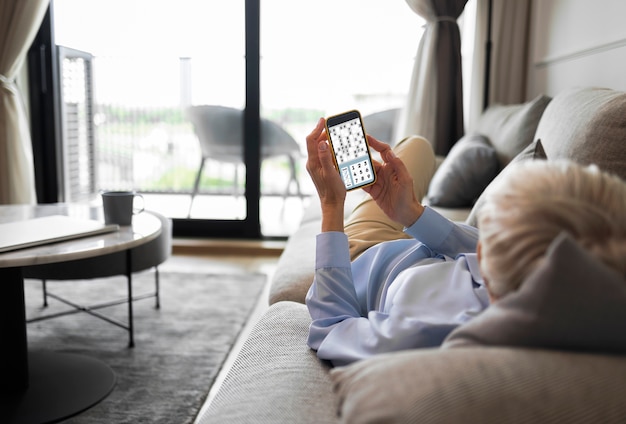 Mujer de tiro completo tomando un descanso con teléfono inteligente