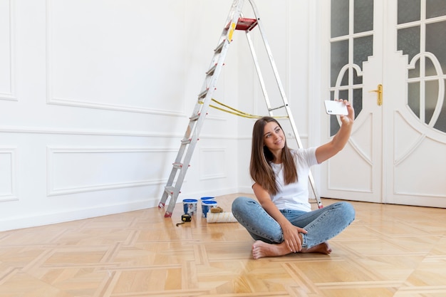 Foto gratuita mujer de tiro completo tomando selfie