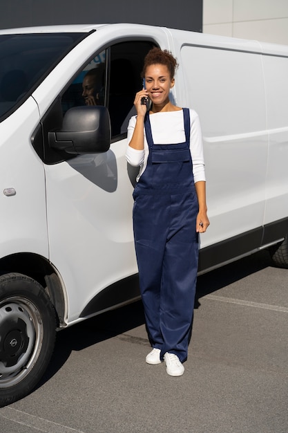 Mujer de tiro completo trabajando al aire libre