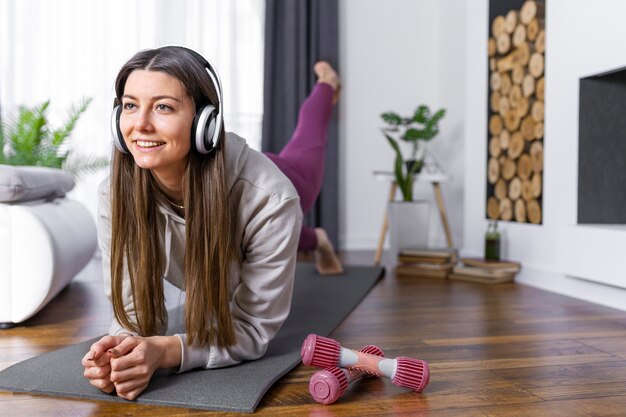 Mujer de tiro completo trabajando en casa