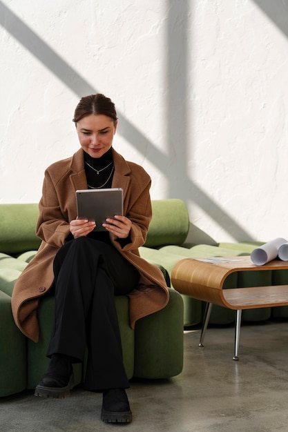 Mujer de tiro completo trabajando como diseñadora de interiores.