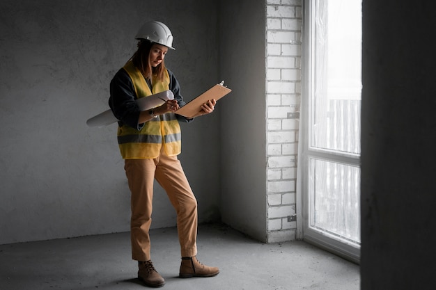 Foto gratuita mujer de tiro completo trabajando como ingeniera