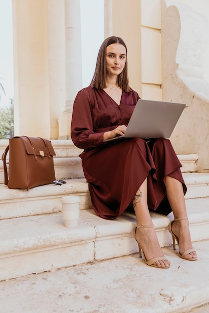 Foto gratuita mujer de tiro completo trabajando en escaleras