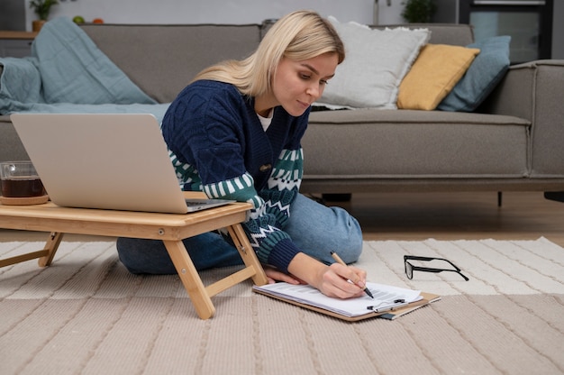 Mujer de tiro completo trabajando en flú