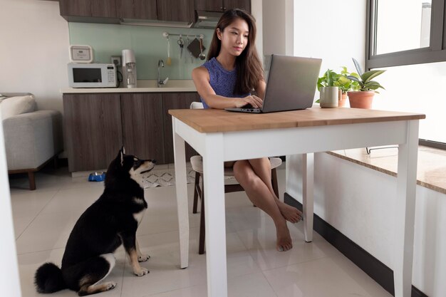 Mujer de tiro completo trabajando de forma remota