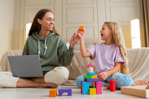 Foto gratuita mujer de tiro completo trabajando de forma remota