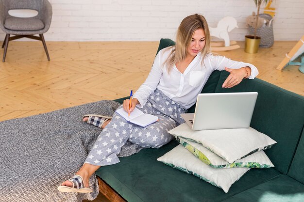 Mujer de tiro completo trabajando en interiores