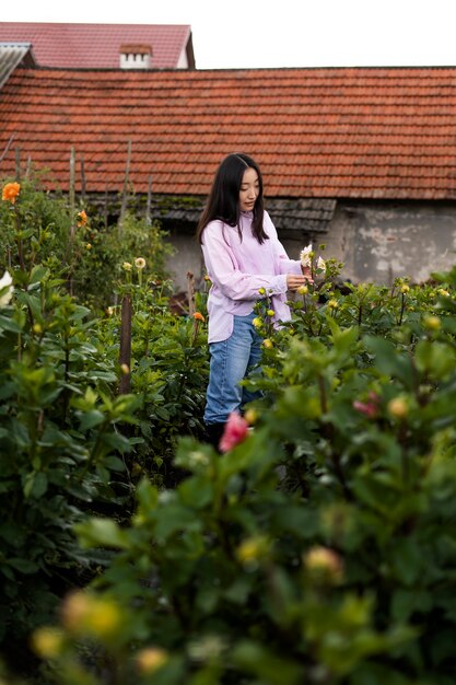 Mujer de tiro completo trabajando en el jardín