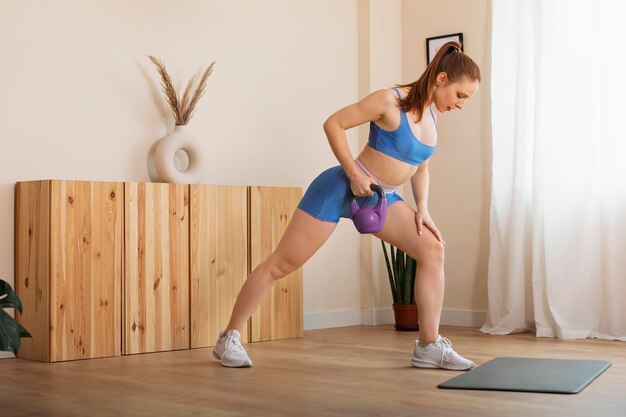 Mujer de tiro completo trabajando con mancuernas