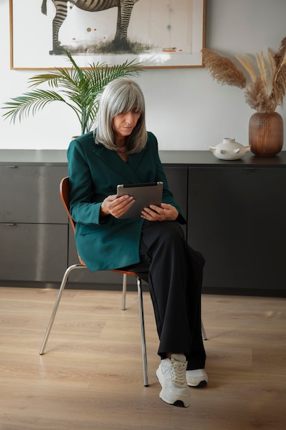 Mujer de tiro completo trabajando en la oficina