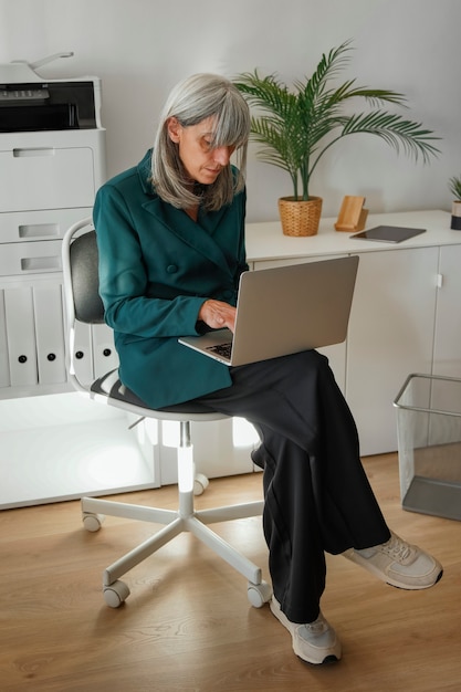 Mujer de tiro completo trabajando en la oficina