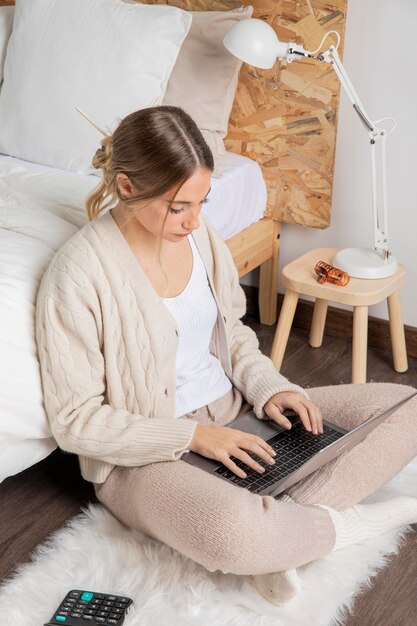 Mujer de tiro completo trabajando en el piso