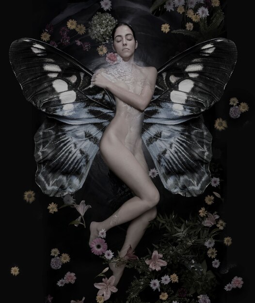 Mujer de tiro completo transformándose en mariposa.