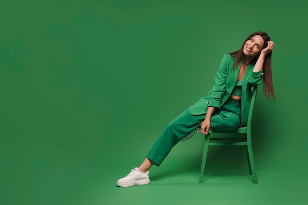 Foto gratuita mujer de tiro completo vestida con traje verde