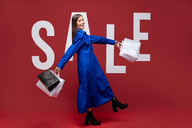 Mujer de tiro completo con vestido rojo