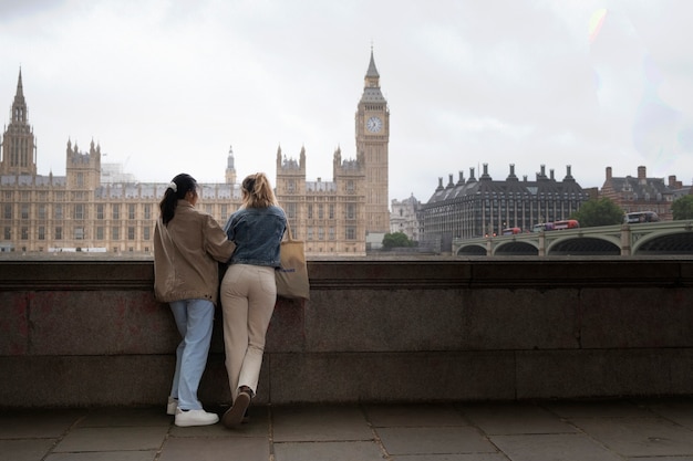 Mujer de tiro completo viajando juntos