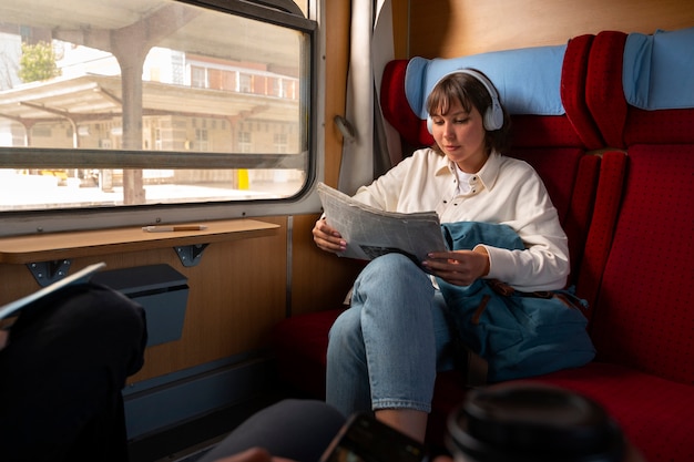 Foto gratuita mujer de tiro completo viajando en tren