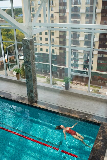 Mujer de tiro largo en piscina