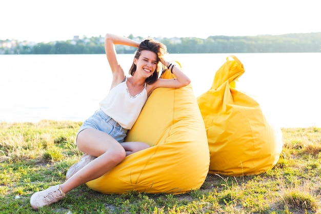 Foto gratuita mujer de tiro largo posando en pelotita amarilla