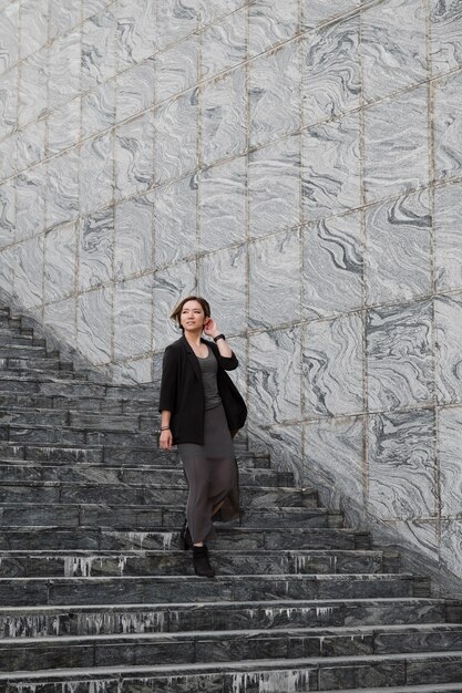 Mujer de tiro largo subiendo escaleras