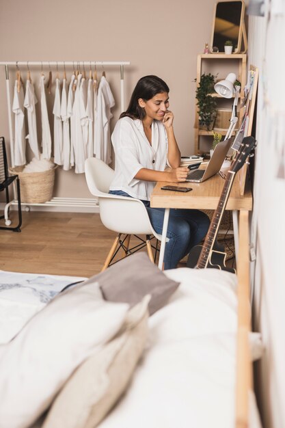 Mujer de tiro largo trabajando desde casa