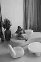 Foto gratuita mujer de tiro lejano con tableta en el sofá