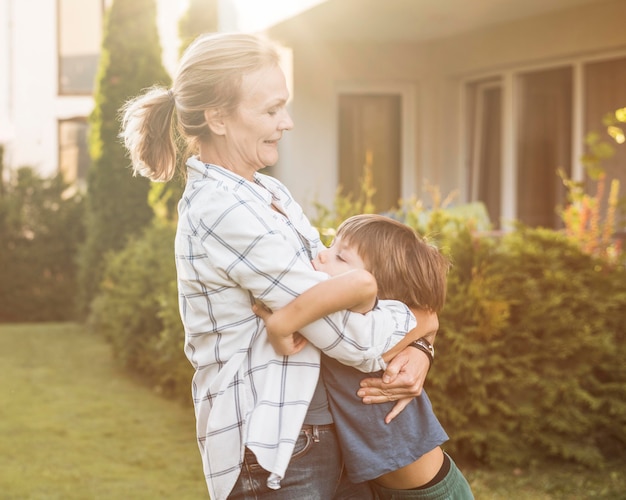 Foto gratuita mujer de tiro medio abrazando a niño