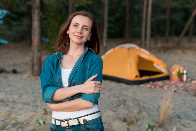 Mujer de tiro medio acampada