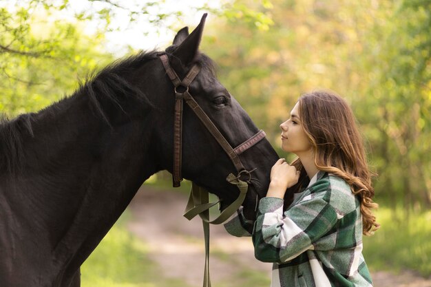 Mujer de tiro medio acariciando lindo caballo