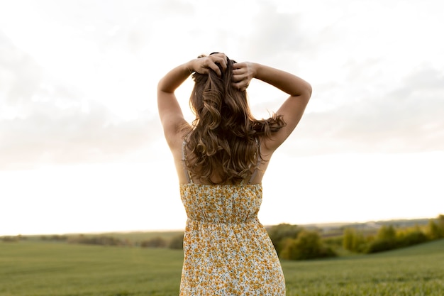 Foto gratuita mujer de tiro medio al aire libre