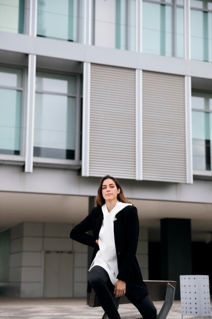 Mujer de tiro medio al aire libre