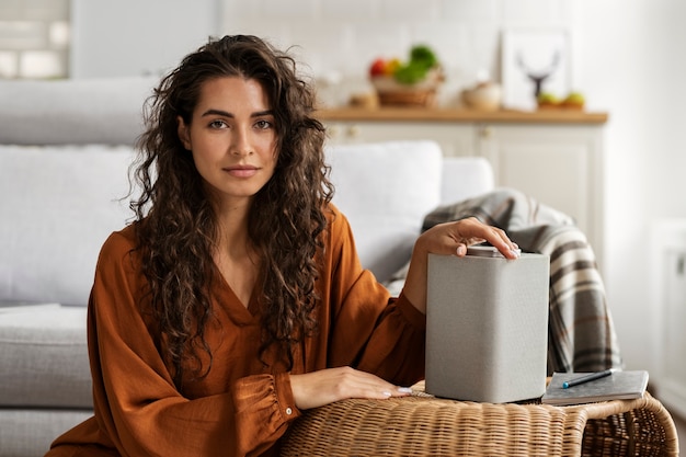 Foto gratuita mujer de tiro medio con altavoz inteligente