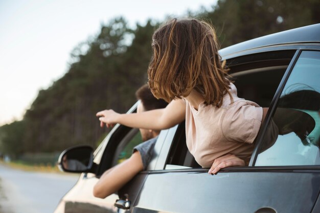 Mujer de tiro medio apuntando a la carretera