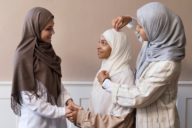 Mujer de tiro medio arreglando hijab