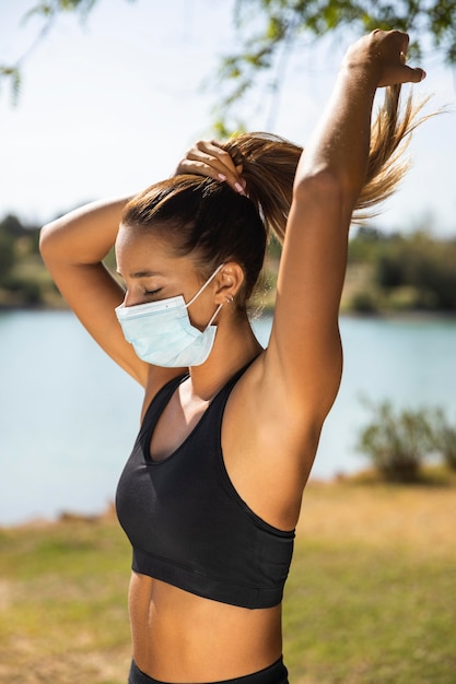 Mujer de tiro medio atando su cabello