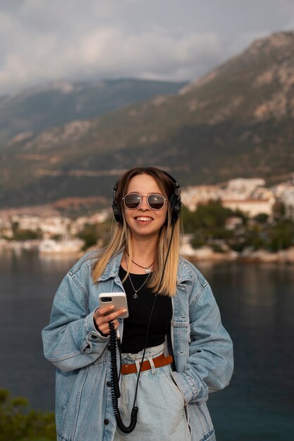 Mujer de tiro medio con atuendo de mezclilla total