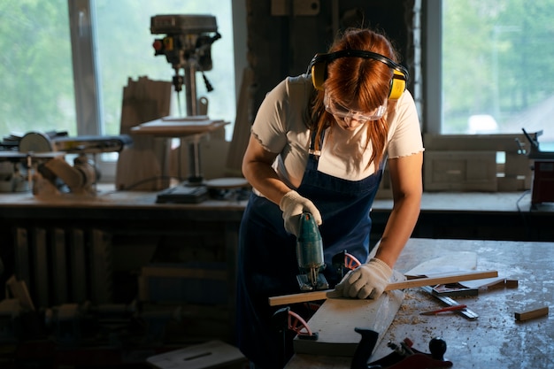 Mujer de tiro medio con auriculares y gafas.