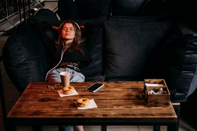 Foto gratuita mujer de tiro medio con auriculares