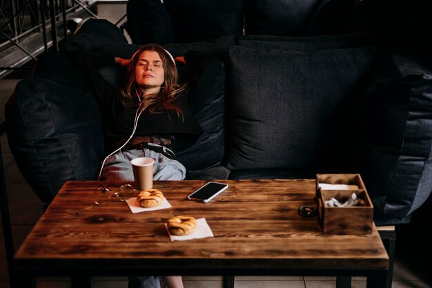 Mujer de tiro medio con auriculares