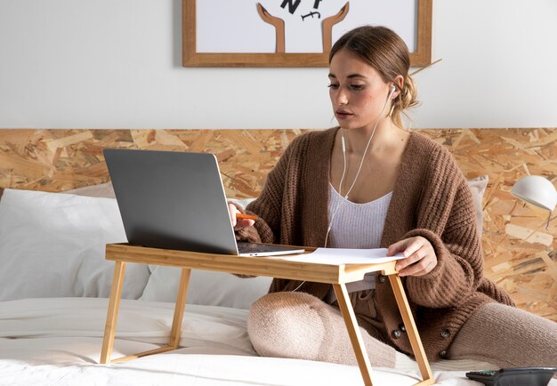 Mujer de tiro medio con auriculares