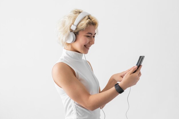 Mujer de tiro medio con auriculares